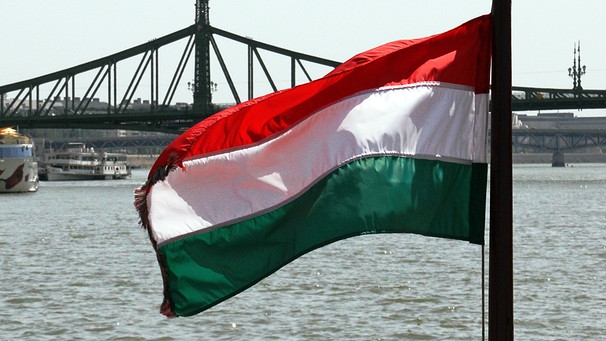 Symbolbild: Eine ungarische Flagge vor einer Brücke in Budapest | Bild: colourbox.com
