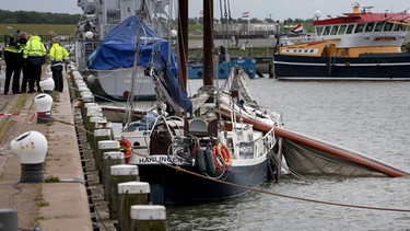 The yacht involved in an accident caused by a broken mast that has killed three people, sits docked in Harlingen, the Netherlands, 21 August 2016.  | Bild: dpa-Bildfunk/epa/Catrinus van der veen