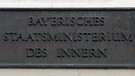 Ein gusseiserne Schild mit der Aufschrift "Bayerisches Staatsministerium des Innern"  | Bild: picture-alliance/dpa/Peter Kneffel