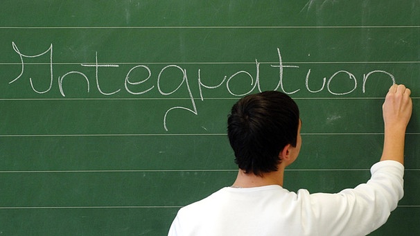 Ein Schüler schreibt das Wort «Integration» auf eine Tafel  | Bild: picture-alliance/dpa/Armin Weigel