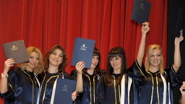 Uni-Absolventin Ioanna mit Kommilitoninnen | Bild: Privat