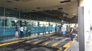 Atatürk-Airport am Morgen nach dem Anschlag. Hier hat sich einer der Attentäter in die Luft gesprengt  | Bild: BR/Oliver Mayer-Rüth