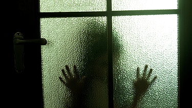 Silhouette eines eingesperrten Kindes hinter Glas | Bild: colourbox.com