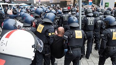 Polizei löst Gegendomo auf | Bild: pa/dpa/Guido Kirchner