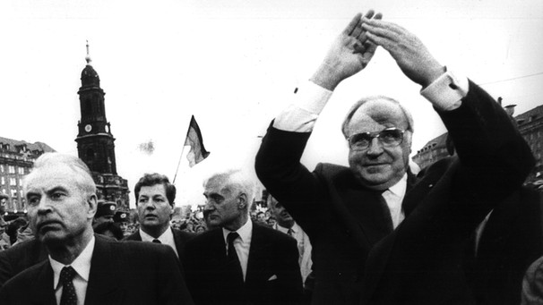 Kohl in Jubelpose 1989 in Dresden | Bild: picture-alliance/dpa
