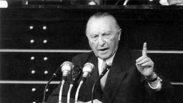 Konrad Adenauer spricht in Bundestag (Aufnahme von 1955) | Bild: picture-alliance/dpa