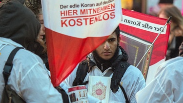 Koran-Verteilung in Frankfurt am Main (im Jahr 2015) | Bild: picture-alliance/dpa
