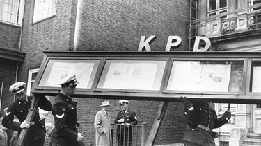 17. August 1956: Polizeibeamte räumen nach dem KPD-Verbot das Büro der Parteilandesleitung in Hamburg. | Bild: SZ Photo