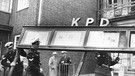 17. August 1956: Polizeibeamte räumen nach dem KPD-Verbot das Büro der Parteilandesleitung in Hamburg. | Bild: SZ Photo