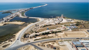 Ein Blick auf die Baustelle einer Brücke, die die Straße der Krim mit dem russischen Festland verbindet | Bild: picture-alliance/dpa