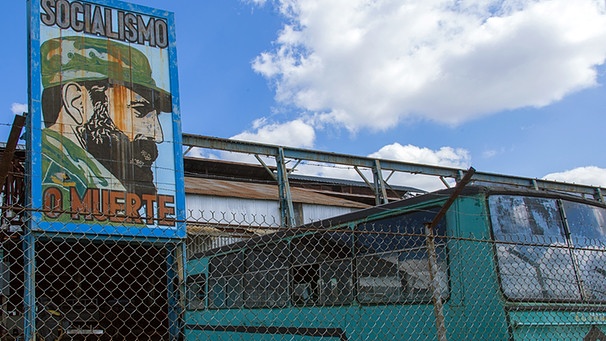 Industriegelände in Havanna mit einem Plakat von Fidel Castro und der Aufschrift "Sozialismus oder Tod", Archivbild von 2015 | Bild: picture-alliance/dpa