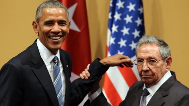 Ein Handschlag für die Geschichtsbücher: US-Präsident Barack Obama und Kubas Präsident Raul Castro  | Bild: dpa-Bildfunk / Alejandro Ernesto