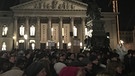 Demonstranten vor der Münchner Staatsoper | Bild: BR/ Christine Gaupp