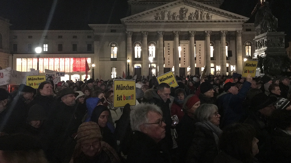 Demonstranten vor der Münchner Staatsoper | Bild: BR/ Christine Gaupp