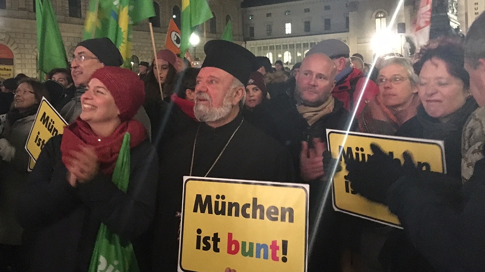 Demonstranten vor der Münchner  Staatsoper | Bild: BR/ Christine Gaupp