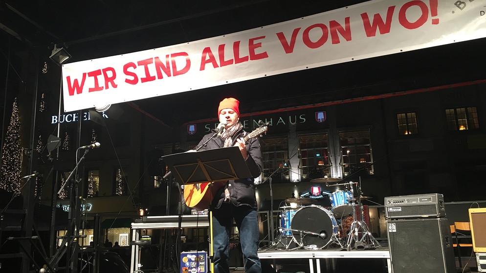 Willy Astor und die Spyder Murphy Gang spielen bei der Kundgebung gegen Rechts vor der Staatsoper in München | Bild: BR/Christine Gaupp