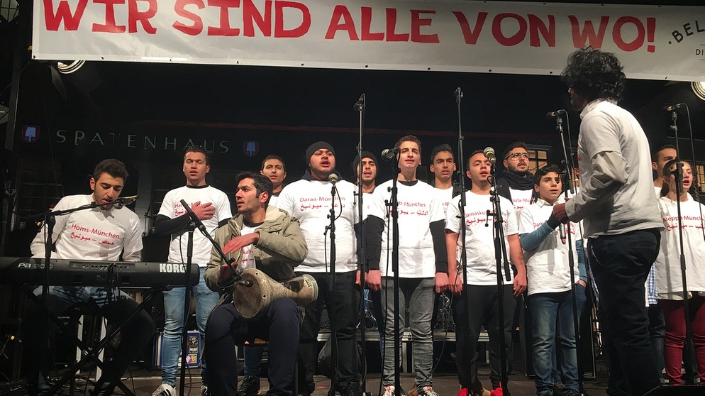 Der Syrische Friedenschor singt bei der Kundgebung gegen Rechts vor der Münchner Staatsoper | Bild: BR/Christine Gaupp