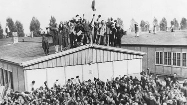 Jubelnde KZ-Häftlinge nach der Befreiung des KZ Dachau, 1945 | Bild: SZ Photo