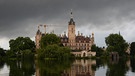 Dunkle Wolken hängen über dem Schweriner Schloss | Bild: pa/dpa/Daniel Bockwoldt