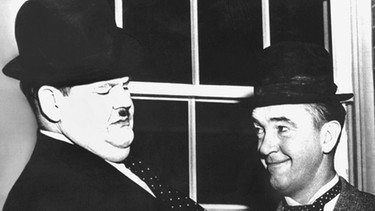 Filmszene mit Oliver Hardy (links) und Stan Laurel | Bild: picture-alliance/dpa