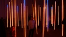 „Luma“ ist eine Lichtinstallation des oberfränkischen Künstlers Frank Wunderatsch. Röhrenförmige Lampen reagieren auf die Anwesenheit des Menschen. | Bild: BR