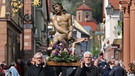 Prozession in Lohr  | Bild: picture-alliance/dpa/Karl-Josef Hildenbrand
