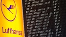Annulliert sind zahlreiche Flüge der Lufthansa am 11.11.2015 auf dem Flughafen in Frankfurt am Main (Hessen). Nachdem ein Gericht den Streik der Flugbegleitergewerkschaft Ufo für rechtmässig erklärt hatte, fallen deutschlandweit erneut hunderte Verbindungen aus. | Bild: dpa-Bildfunk/Boris Roessler