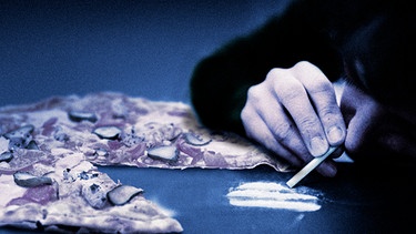 Symbolbild: Angeschnittene Pizza und ein Mann, der Kokain schnupft | Bild: colourbox.com, Montage: BR