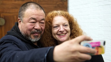 Die Fraktionsvorsitzende der Partei Bündnis 90/Die Grünen im bayerischen Landtag, Margarete Bause, besucht am 23.11.2014 in Peking den chinesischen Künstler Ai Weiwei in seinem Studio | Bild: dpa-Bildfunk