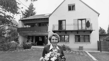 Marianne Strauß, Ehefrau des bayerischen Ministerpräsidenten Franz Josef Strauß, im Garten des Wohnhauses im Münchner Stadtteil Sendling. | Bild: SZ-Foto/Franz Hug/Munichpress