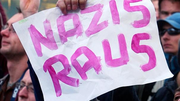 Schild mit der Aufschrift "Nazis raus" | Bild: dapd