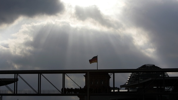  Bundestagsgebäude in Berlin und Glaskuppel des Reichstagsgebäudes unter dichten Wolkendecke  | Bild: picture-alliance/dpa