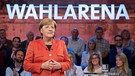 Bundeskanzlerin Merkel im TV-Studio der "Wahlarena" in der Kulturwerft Gollan in Lübeck | Bild: Daniel Reinhardt/dpa
