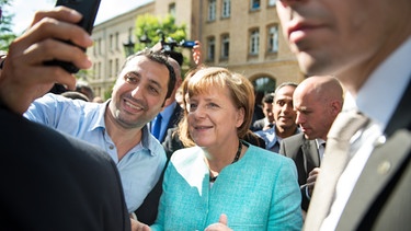 Merkel Fluechtling Besuch | Bild: pa/dpa/Bernd Von Jutrczenka