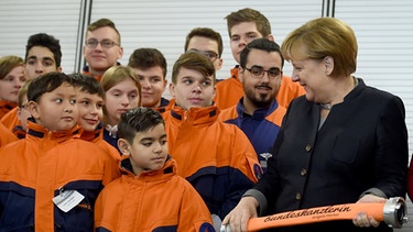 Bundeskanzlerin Angela Merkel bei der Jugendfeuerwehr Wedding in Berlin | Bild: dpa-Bildfunk