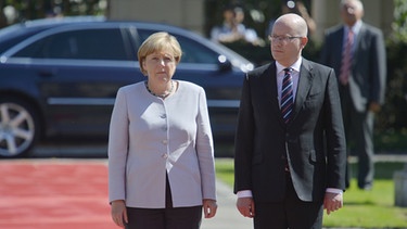 Angela Merkel und der tschechische Premierminister Bohuslav Sobotka in Prag. | Bild: dpa / Michal Doleza