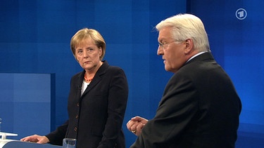 Angela Merkel und Frank-Walter Steinmeier beim TV-Duell 2009 | Bild: pa/dpa