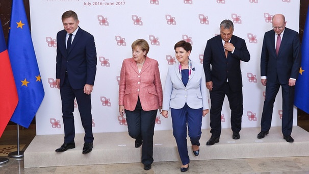 Treffen Merkel mit Polish Prime Minister Beata Szydlo (C), Hungarian Prime Minister Viktor Orban (2-R), Slovakia's Prime Minister Robert Fico (L), Czech Prime Minister Bohuslav Sobotka (R)  | Bild: dpa-Bildfunk/Rafal Guz