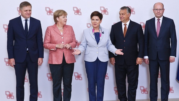 Treffen Merkel mit Polish Prime Minister Beata Szydlo (C), Hungarian Prime Minister Viktor Orban (2-R), Slovakia's Prime Minister Robert Fico (L), Czech Prime Minister Bohuslav Sobotka (R)  | Bild: dpa-Bildfunk/Rafal Guz