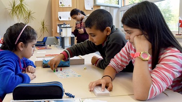 Symbolbild: Migrantenkinder lernen in der Willkommensklasse einer Schule in Potsdam  | Bild: picture-alliance/dpa