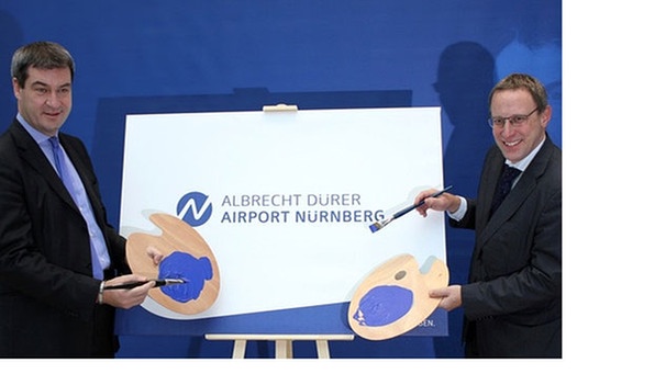 Bayerns Finanzminister Markus Söder (CSU, links) und Flughafen-Chef Michael Hupe stellen neues Logo vor | Bild: BR-Studio Franken/Matthias Rüd