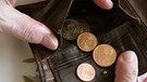 Alte Hände öffnen einen Geldbeutel mit wenigen Münzen darin | Bild: picture-alliance/dpa