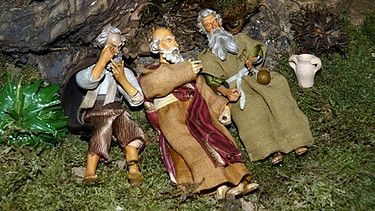 Holzfiguren einer Passionskrippe zeigen drei schlafende Jünger am Ölberg | Bild: Marion Krüger-Hundrup