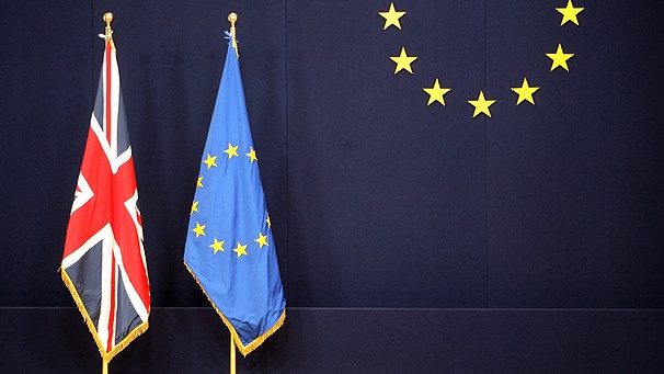 Die Flaggen von Großbritannien und der EU | Bild: picture-alliance/dpa/Federico Gambarini
