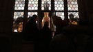 Das Christkind tritt auf die Empore der Frauenkirche, bereit den Eröffnungs-Prolog zu sprechen. | Bild: Vera Held/BR