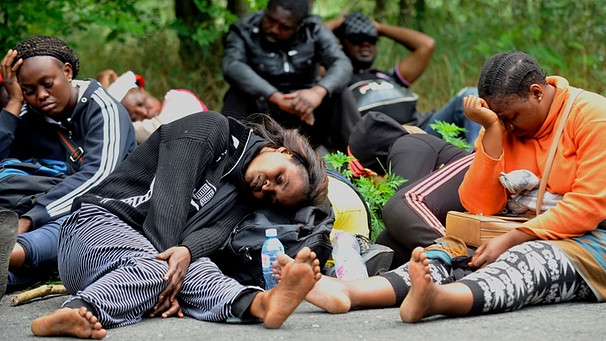 So sehen erschöpfte Flüchtlinge nach ihrer Ankunft aus (Symbolbild) | Bild: picture-alliance/dpa
