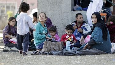 Frauen mit Kindern im Flüchtlingslager bei Moria auf der griechischen Insel Lesbos | Bild: picture-alliance/dpa