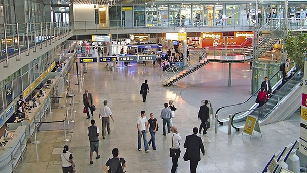 Menschen in der Abflughalle 2 des Nürnberger Flughafens | Bild: Airport Nürnberg