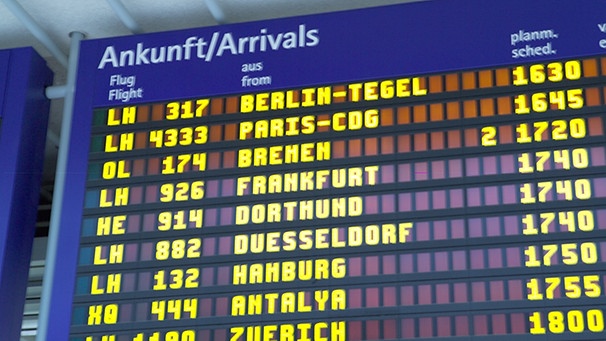 Eine Tafel zeigt im Nürnberger Flughafen die Starts und Landungen an | Bild: Airport Nürnberg