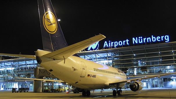 Ein Flugzeug steht bei Nacht vor dem Airport Nürnberg | Bild: Airport Nürnberg